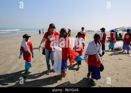 Volontari ripulire il Saint Martin's isola mare spiaggia come pert di International Coastal Cleanup organizzato da Keokradong Bangladesh, il coordin Foto Stock