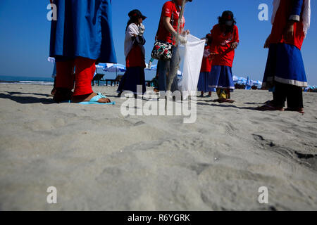 Volontari ripulire il Saint Martin's isola mare spiaggia come pert di International Coastal Cleanup organizzato da Keokradong Bangladesh, il coordin Foto Stock