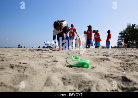 Volontari ripulire il Saint Martin's isola mare spiaggia come pert di International Coastal Cleanup organizzato da Keokradong Bangladesh, il coordin Foto Stock