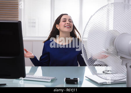 Imprenditrice stessa di raffreddamento con ventola elettrica Foto Stock