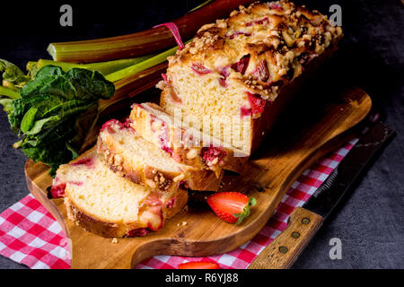 Brioche con rabarbaro,fragola e spruzza Foto Stock