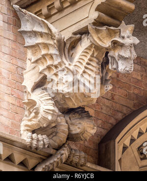 Torino, Italia - Dragon vittoria sulla facciata del palazzo Foto Stock