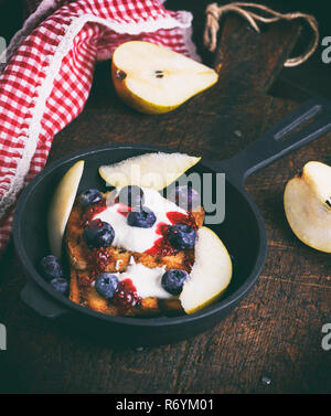 Toast alla francese con frutti di bosco, e sciroppo di panna acida Foto Stock