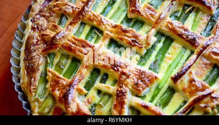 Torta di asparagi vista superiore Foto Stock