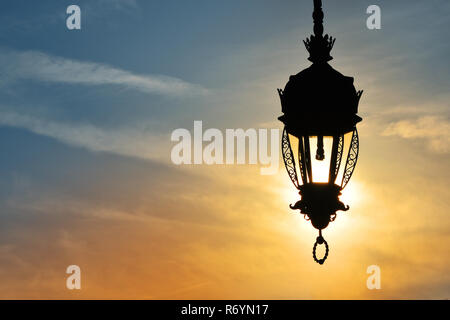 Antica strada lampada lanterna oltre il cielo al tramonto Foto Stock