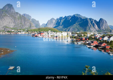 Panoramica città di reine sulle isole Lofoten in Norvegia Foto Stock