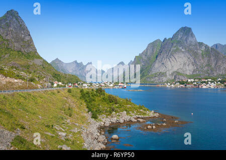 Panoramica città di reine sulle isole Lofoten in Norvegia Foto Stock