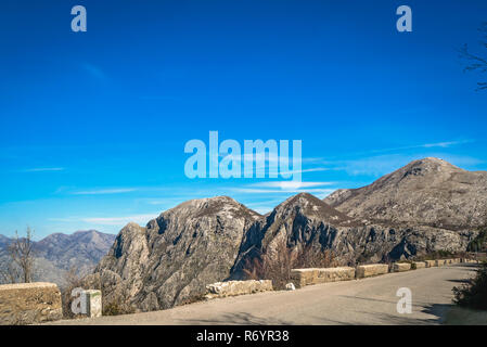 La strada attraverso il parco nazionale di Lovcen Foto Stock