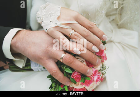 Coppia di novelli sposi con le mani gli anelli di nozze Foto Stock