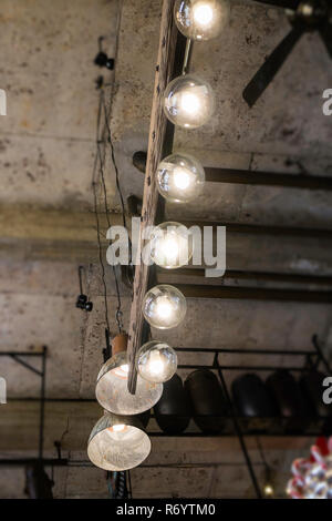 Lampadine pendenti dal soffitto Foto Stock