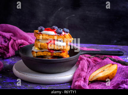 Toast alla francese con frutti di bosco, e sciroppo di panna acida Foto Stock