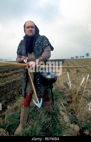 Reanactor storico.Italiano Longbow archer sul campo di battaglia di Agincourt Francia Foto Stock