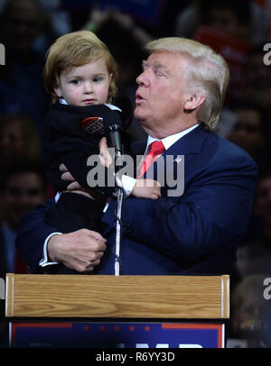 Documento WILKES-BARR, PA - 10 ottobre: candidato presidenziale repubblicano Donald Trump parla tenendo premuto 2 anno-vecchio cacciatore Tirpak durante un aspetto della campagna presso il Mohegan Sun Arena di Wilkes-Barre, Pa il 10 ottobre 2016. Credito: Dennis Van Tine/MediaPunch Foto Stock