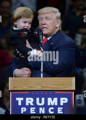 Documento WILKES-BARR, PA - 10 ottobre: candidato presidenziale repubblicano Donald Trump parla tenendo premuto 2 anno-vecchio cacciatore Tirpak durante un aspetto della campagna presso il Mohegan Sun Arena di Wilkes-Barre, Pa il 10 ottobre 2016. Credito: Dennis Van Tine/MediaPunch Foto Stock