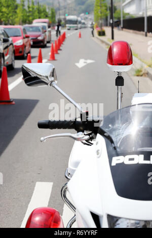 Polizia giapponese motociclo con lampada rossa sulla strada Foto Stock