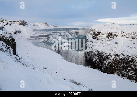 Gullfoss waterfall nel canyon del fiume Hvita durante l'inverno la neve Islanda Foto Stock