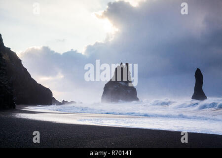 Reynisfjara o meglio conosciuta come spiaggia di sabbia nera visualizzare durante il sunrise Foto Stock