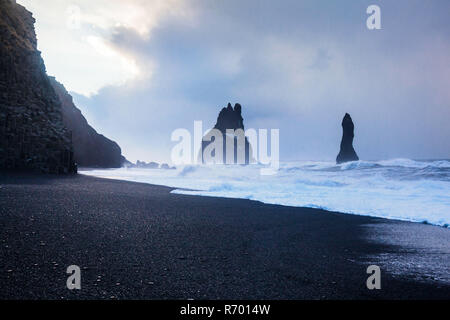 Reynisfjara o meglio conosciuta come spiaggia di sabbia nera visualizzare durante il sunrise Foto Stock