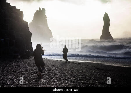 Reynisfjara o meglio conosciuta come spiaggia di sabbia nera visualizzare durante il sunrise Foto Stock