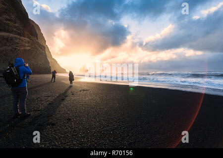 Reynisfjara o meglio conosciuta come spiaggia di sabbia nera visualizzare durante il sunrise Foto Stock