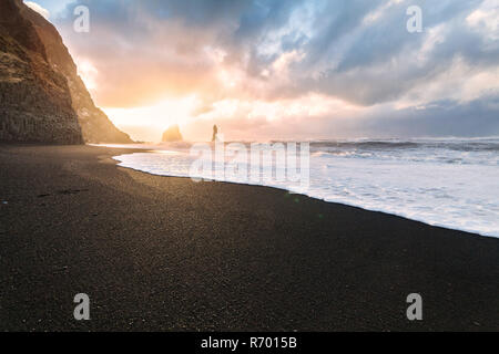 Reynisfjara o meglio conosciuta come spiaggia di sabbia nera visualizzare durante il sunrise Foto Stock