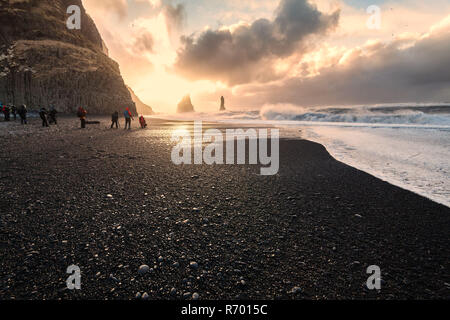 Reynisfjara o meglio conosciuta come spiaggia di sabbia nera visualizzare durante il sunrise Foto Stock