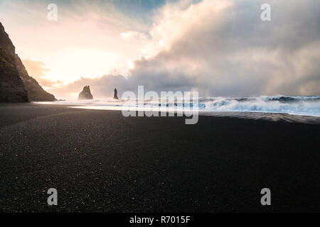 Reynisfjara o meglio conosciuta come spiaggia di sabbia nera visualizzare durante il sunrise Foto Stock