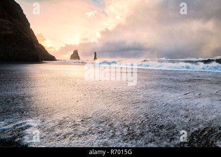 Reynisfjara o meglio conosciuta come spiaggia di sabbia nera visualizzare durante il sunrise Foto Stock