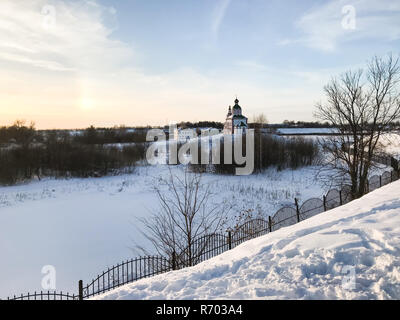 Frozen River e Chiesa di Elia a Suzdal' Foto Stock