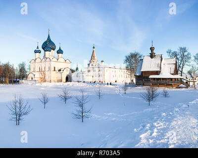 Cremlino di Suzdal con chiese e palazzo d'inverno Foto Stock