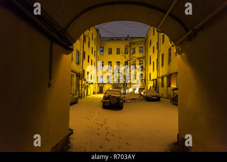 Patio urbano a San Pietroburgo nella notte nevicata Foto Stock