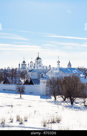 Vista del monastero Pokrovsky in Suzdal in inverno Foto Stock