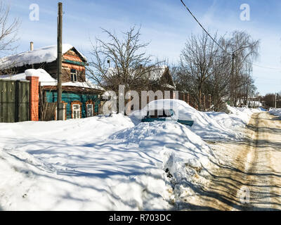 Coperte di neve street nella città di Suzdal in inverno Foto Stock