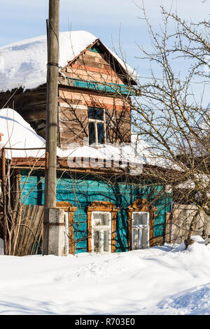 Coperte di neve urbano vecchia casa in legno a Suzdal' Foto Stock