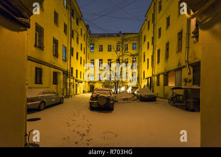 Cantiere urbano a San Pietroburgo Città nella notte nevicata Foto Stock