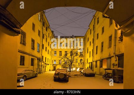 Cortile urbano a San Pietroburgo nella notte nevicata Foto Stock