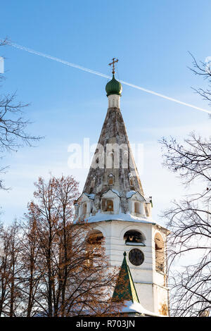 Campanile con orologio nel Cremlino di Suzdal in inverno Foto Stock