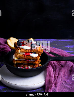 Toast alla francese con frutti di bosco, e sciroppo di panna acida Foto Stock