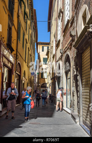 Lucca, Italia - 25 Settembre 2018: stradina nel centro della città vecchia Foto Stock