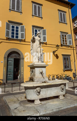 Fontana della Pupporona statua da Lorenzo Nottolini su piazza San Salvatore a Lucca. L'Italia. Architetto e scultore italiano Lorenzo Nottolini, 1842 Foto Stock