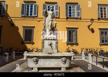 Fontana della Pupporona statua da Lorenzo Nottolini su piazza San Salvatore a Lucca. L'Italia. Architetto e scultore italiano Lorenzo Nottolini, 1842 Foto Stock