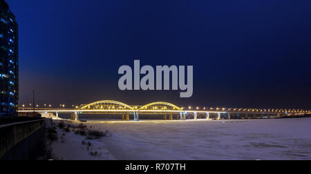 Ponte sul fiume Volga a Nizhny Novgorod in inverno, Russia Foto Stock