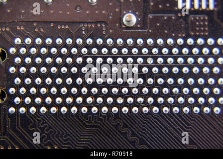 Il lato inverso del microboard. Contatti a saldare. Alle parti saldate. Scheda elettronica con componenti elettrici. Elettronica di apparecchiature informatiche Foto Stock
