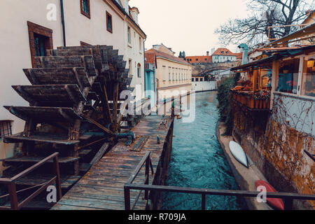 Isola di Kampa, noto come Venezia di Praga, nel quartiere di Mala Strana con piccolo fiume diavolo, Certovka. Di fronte mill-ruota. Foto Stock