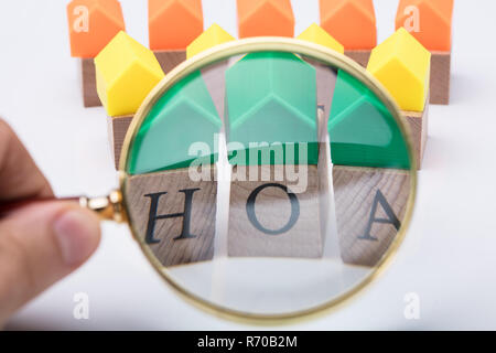 Persona della mano esaminando proprietario associazione blocchi in legno Foto Stock