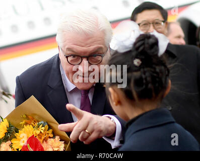 Chengdu, in Cina. 07Th Dec, 2018. Il Presidente federale Frank-Walter Steinmeier è accolto al Aeroporto di Chengdu. In occasione di un periodo di sei giorni di viaggio in Cina, il Presidente Federale Steinmeier paga una visita di Stato a Chengdu. Credito: Britta Pedersen/dpa-Zentralbild/dpa/Alamy Live News Foto Stock