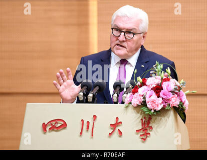 Chengdu, in Cina. 07Th Dec, 2018. Il Presidente federale Frank-Walter Steinmeier parla all Università di Sichuan. In occasione di un periodo di sei giorni di viaggio in Cina, il Presidente Federale Steinmeier paga una visita di Stato a Chengdu. Credito: Britta Pedersen/dpa-Zentralbild/dpa/Alamy Live News Foto Stock