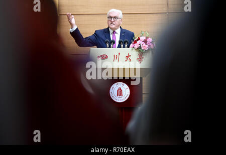 Chengdu, in Cina. 07Th Dec, 2018. Il Presidente federale Frank-Walter Steinmeier parla all Università di Sichuan. In occasione di un periodo di sei giorni di viaggio in Cina, il Presidente Federale Steinmeier paga una visita di Stato a Chengdu. Credito: Britta Pedersen/dpa-Zentralbild/dpa/Alamy Live News Foto Stock