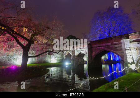 Eltham, Londra, Regno Unito. 6 dicembre, 2018. Patrimonio inglese ha illuminato di Eltham Palace per il secondo anno consecutivo con un magico display di luci chiamato Eltham incantato. La luce colorata visualizza sono state poste circa i motivi di questa parte-medioevale, parte di art-déco nel sud est di Londra. Credito: Rob Powell/Alamy Live News Foto Stock