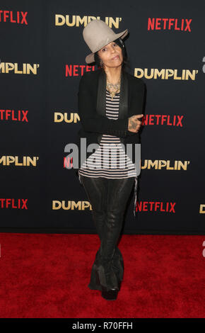 Hollywood, CA, Stati Uniti d'America. 6 dicembre, 2018. 6 Dicembre 2018 - Hollywood, California - Linda Perry. Il mondo premier di Dumplin" tenutasi presso la Cinese TCL 6 teatri. Photo credit: Faye Sadou/AdMedia Credito: Faye Sadou/AdMedia/ZUMA filo/Alamy Live News Foto Stock